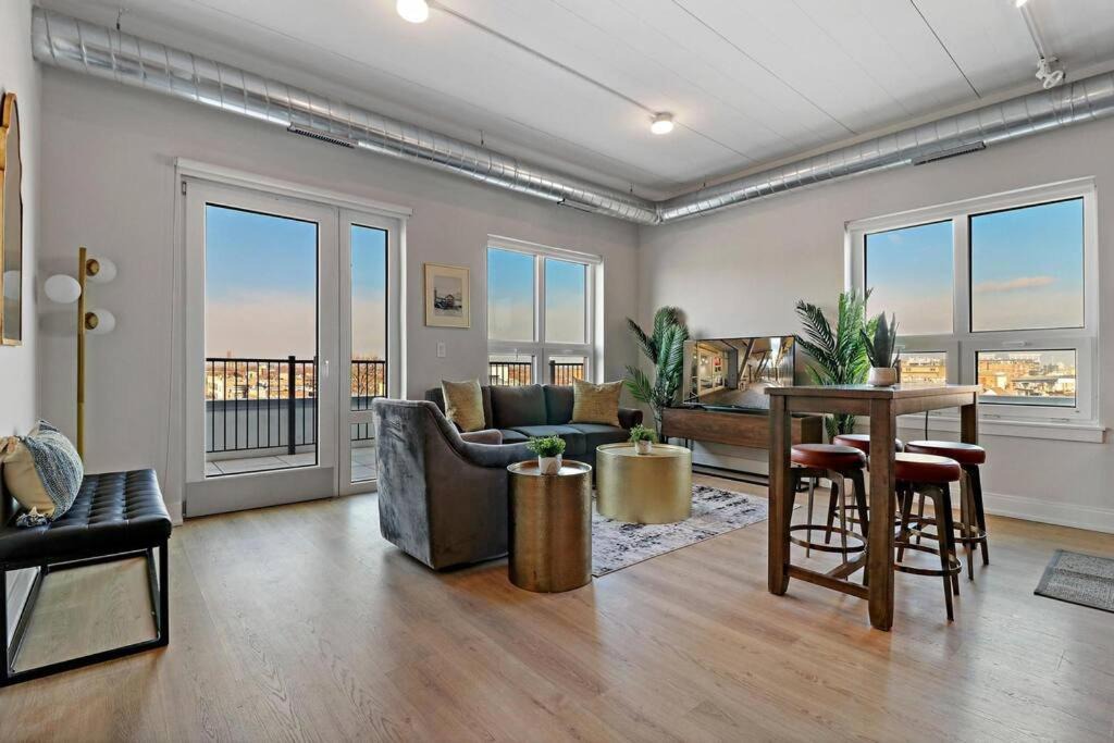 Lakeview Apartment | Hip & Stylish 2BR Apartment in Belmont - Belmont 606