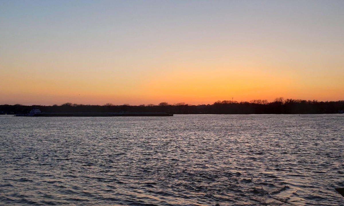 Hampton Apartment | Historic building on the Mississippi River