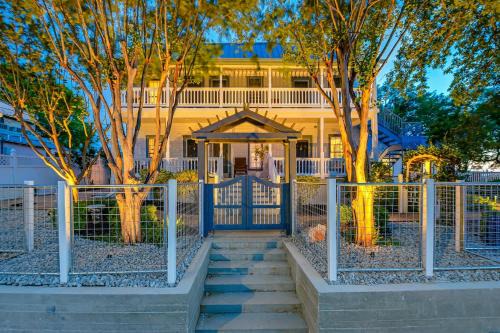 Marble Falls House | Historic Downtown Marble Falls Home 6 Priv Suits