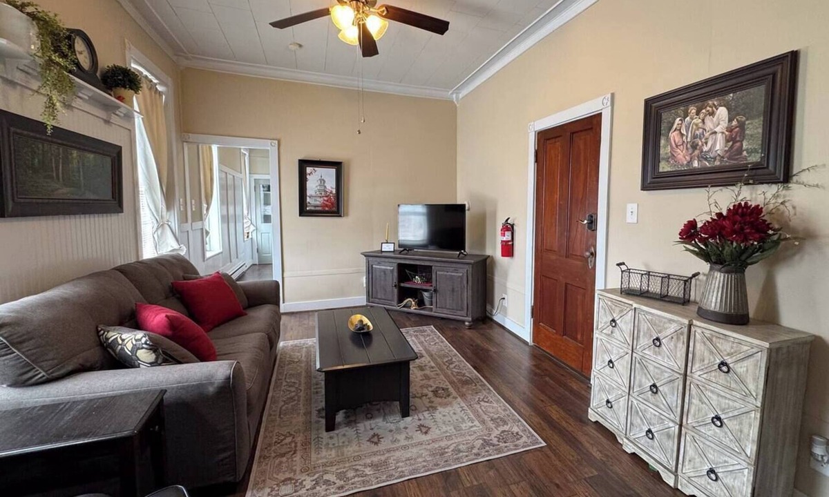 Nauvoo Apartment | Historic Downtown Nauvoo | Temple Walk & Parking