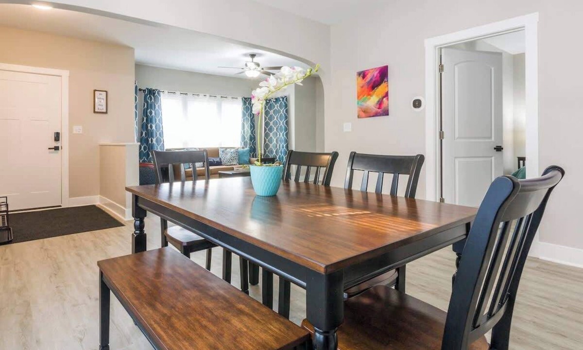 Joliet Apartment | Historic Hideaway*King Bed*Remodeled* fast Wi-Fi