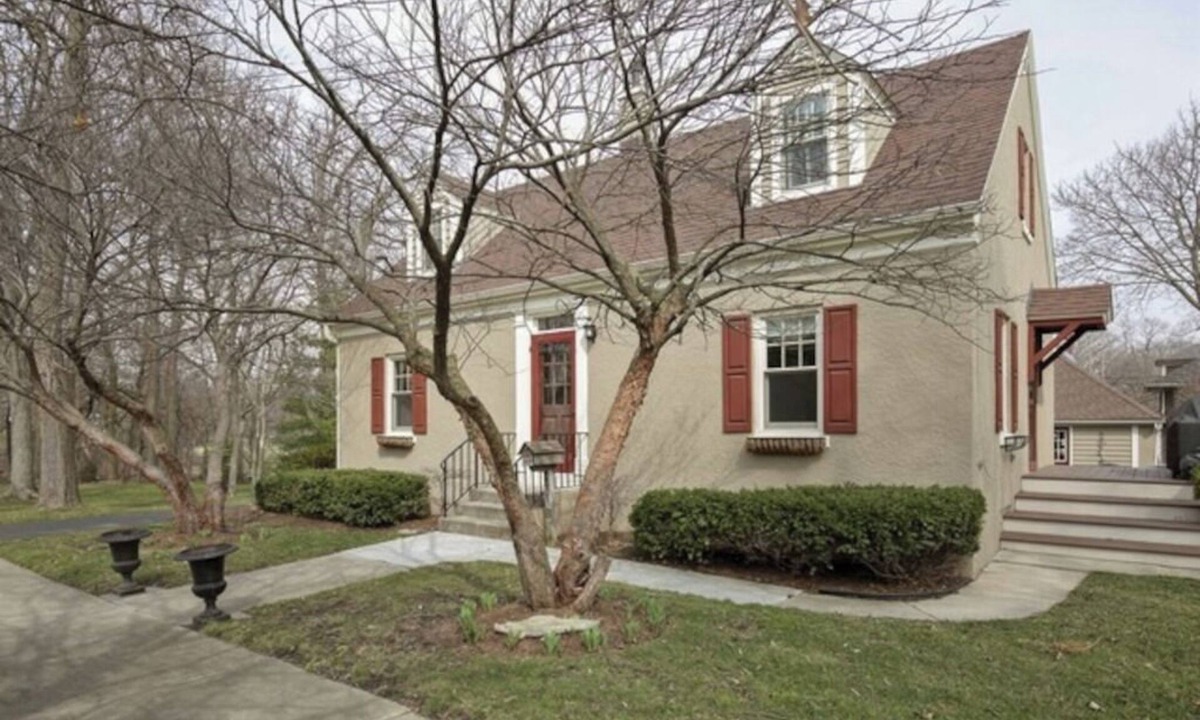 St. Charles House | Historic home steps from downtown St. Charles & Pet Friendly!