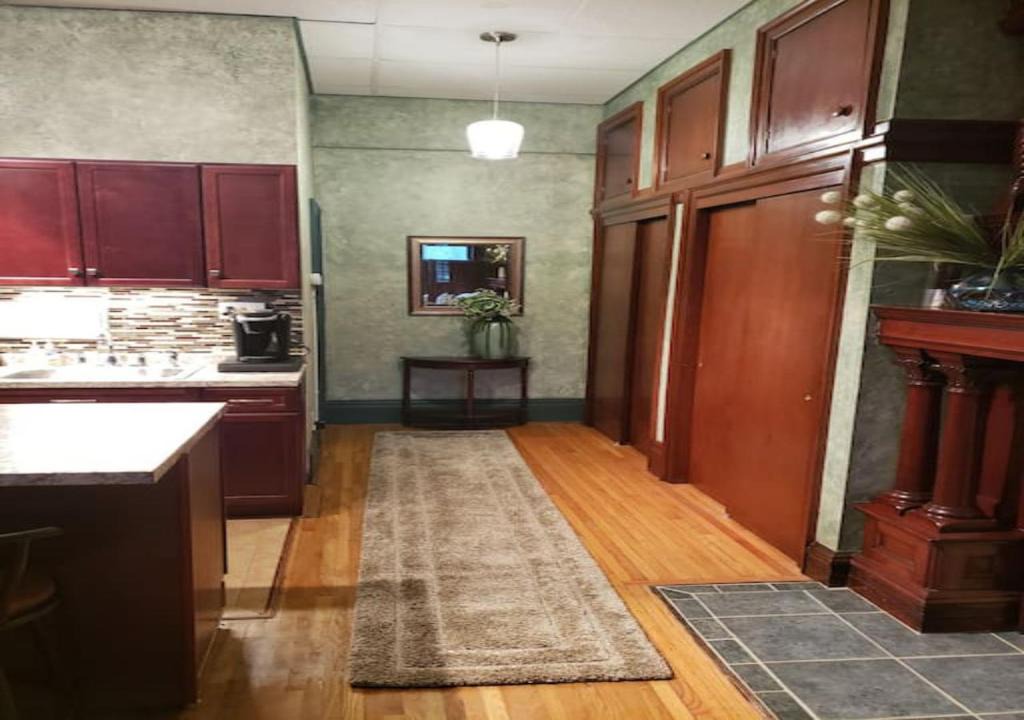 Albany Apartment | Historic Queen Studio Across from Washington Park!