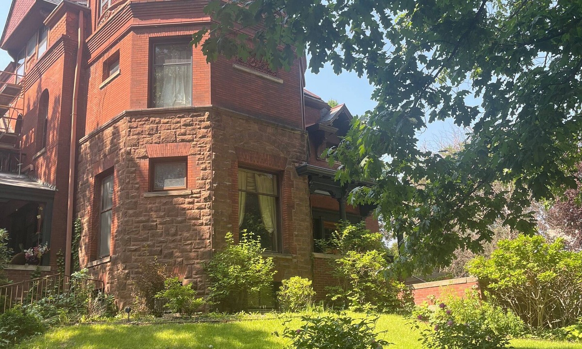 Near South Apartment | Historic Victorian - 2 queen size beds, with kitchen, WiFi, AC, TV.