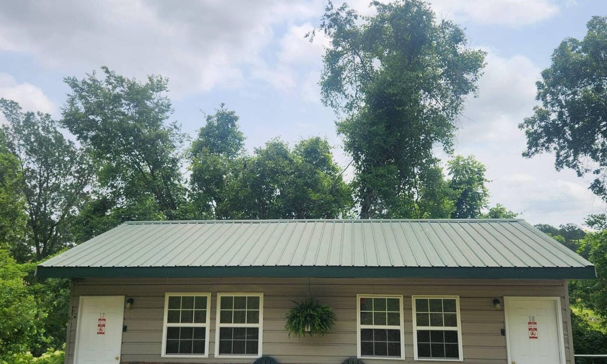 Eminence Cottage | Hogan's Hideout Duplex #17 is a cozy, private Cottage