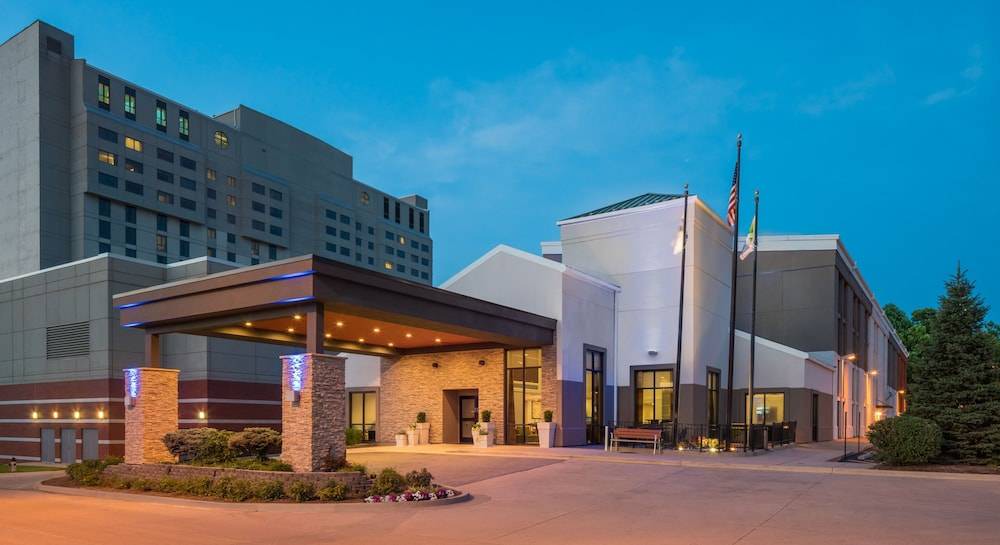 Springfield Hotel | Holiday Inn Express & Suites Springfield, an IHG Hotel