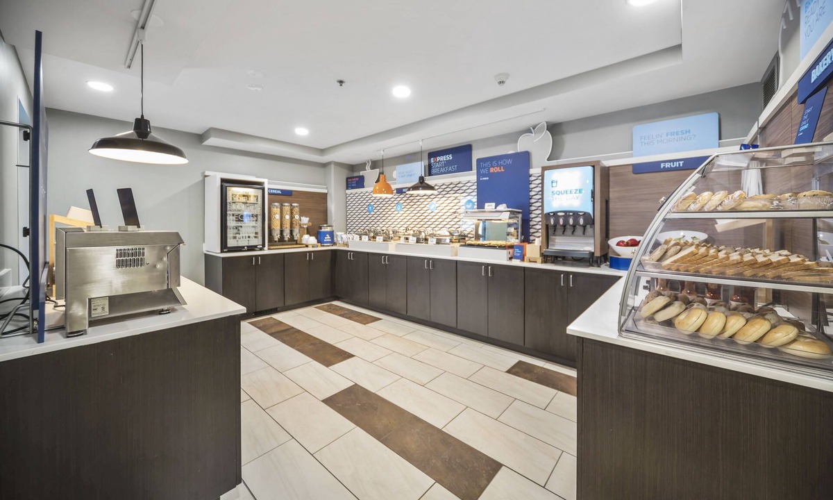 Vernon Hills Hotel | Holiday Inn Express Chicago NW - Vernon Hills by IHG
