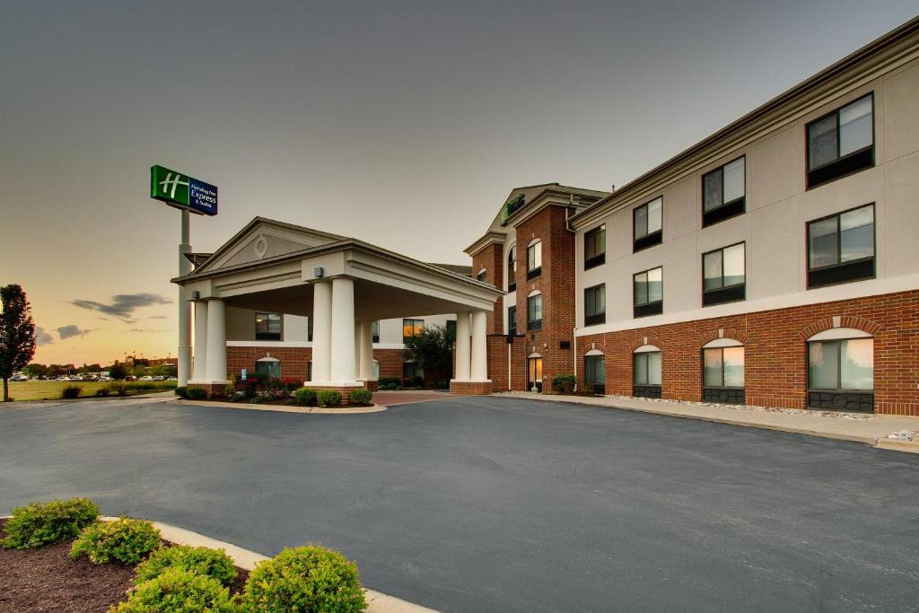 Morris Hotel | Holiday Inn Express Hotel & Suites Morris by IHG