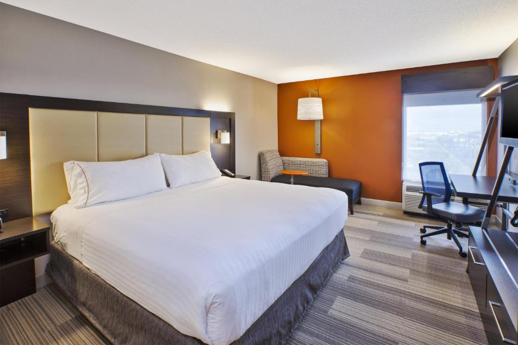 Bedford Park Hotel | Holiday Inn Express & Suites Chicago-Midway Airport by IHG