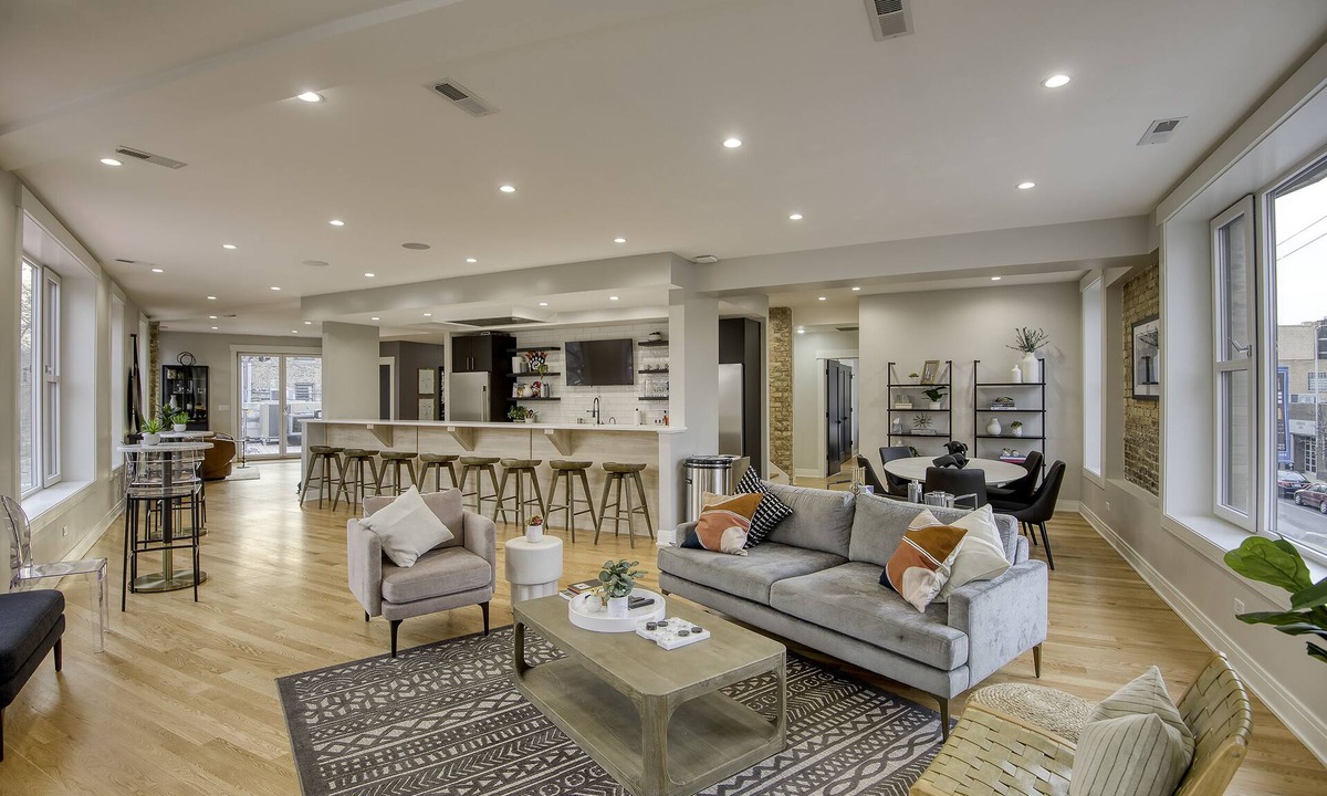 Wrigleyville Apartment | "Holy Cow"! 4bed 4bath Duplex Penthouse w/ 3,000 sqft Private Roof-Deck!