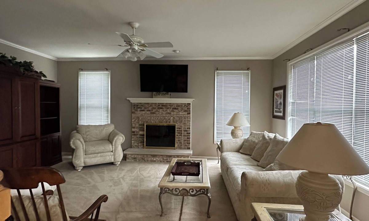 Carol Stream House | Home For The Holidays!