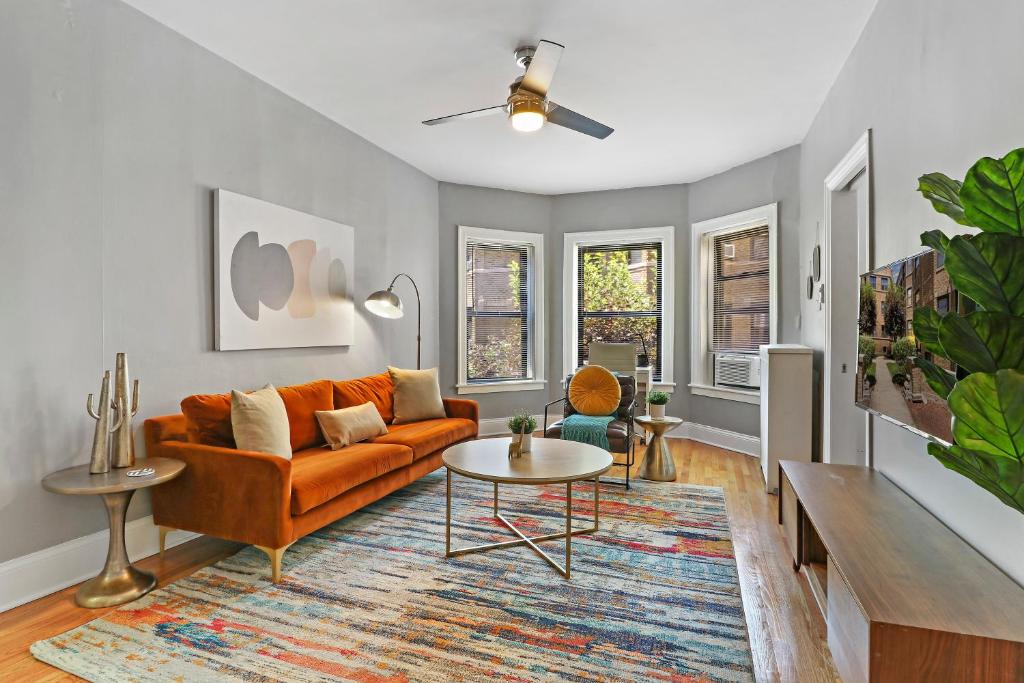 Lake View East Apartment | Homey 2BR Unit in Boystown, Steps from Everything - Stratford 2N 3N rep