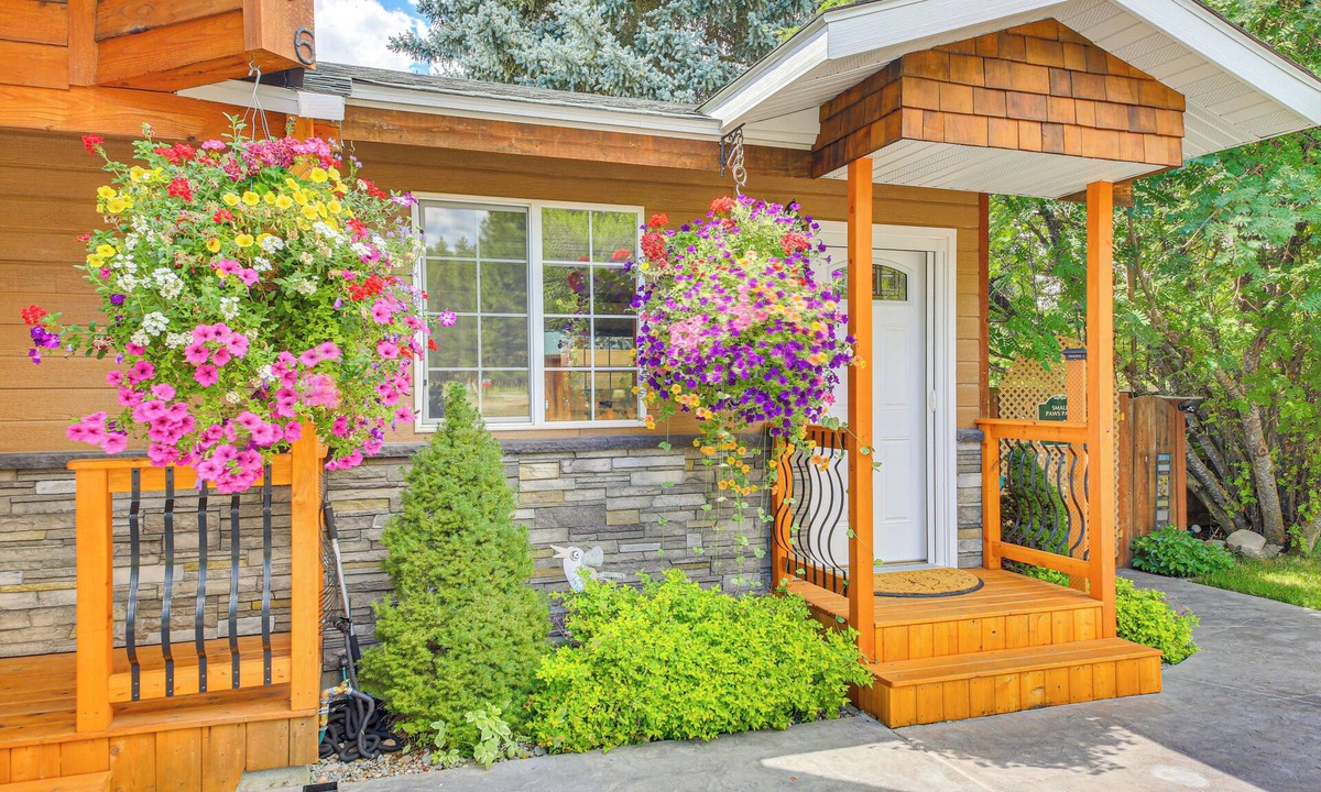 Libby Apartment | Homey Pet-friendly Libby Cottage w/Yard by Creek!