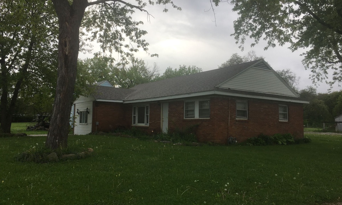 Ottawa House | Horse Ranch - Starved Rock - Skydive Chicago