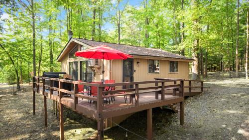 The Woods Ski Chalet | Hot Tub Fire Pit Deck Grill w Resort Amenities
