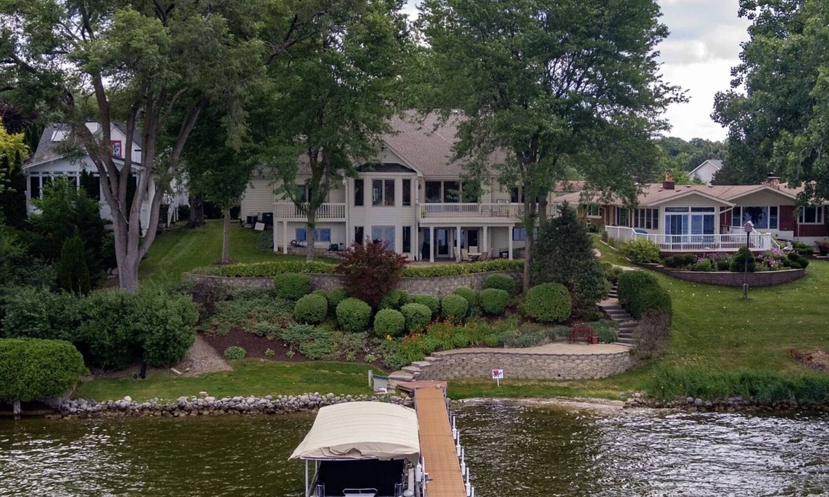 Lake Villa House | House on the lake