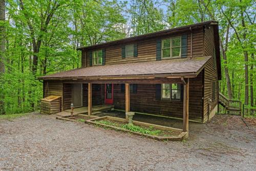 Berkeley Springs House | Huge Cabin w Hot Tub, Deck, Grill, Fire Pit, WiFi