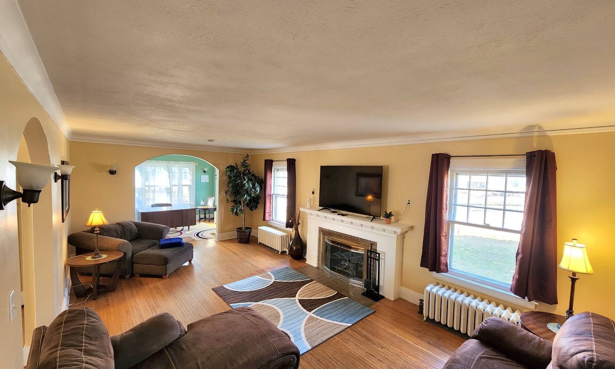 Machesney Park House | Huge deck & yard Near Indoor Sports Arena! Spacious! Smart TVs! Fast Wifi! Cozy.