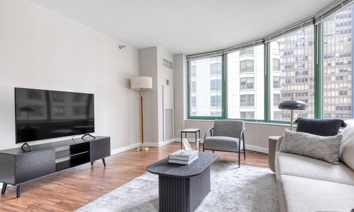 Streeterville Apartment | Ideal Streeterville 1BR w/Pool & Deck, near Beach & Park, by Blueground
