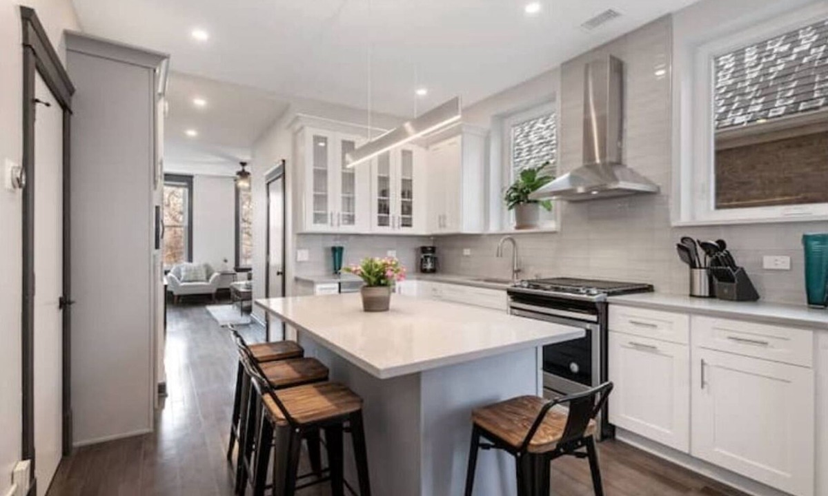 Bucktown Apartment | Immaculate 2-Story Home w/Garage, 2 Back Decks & Garden