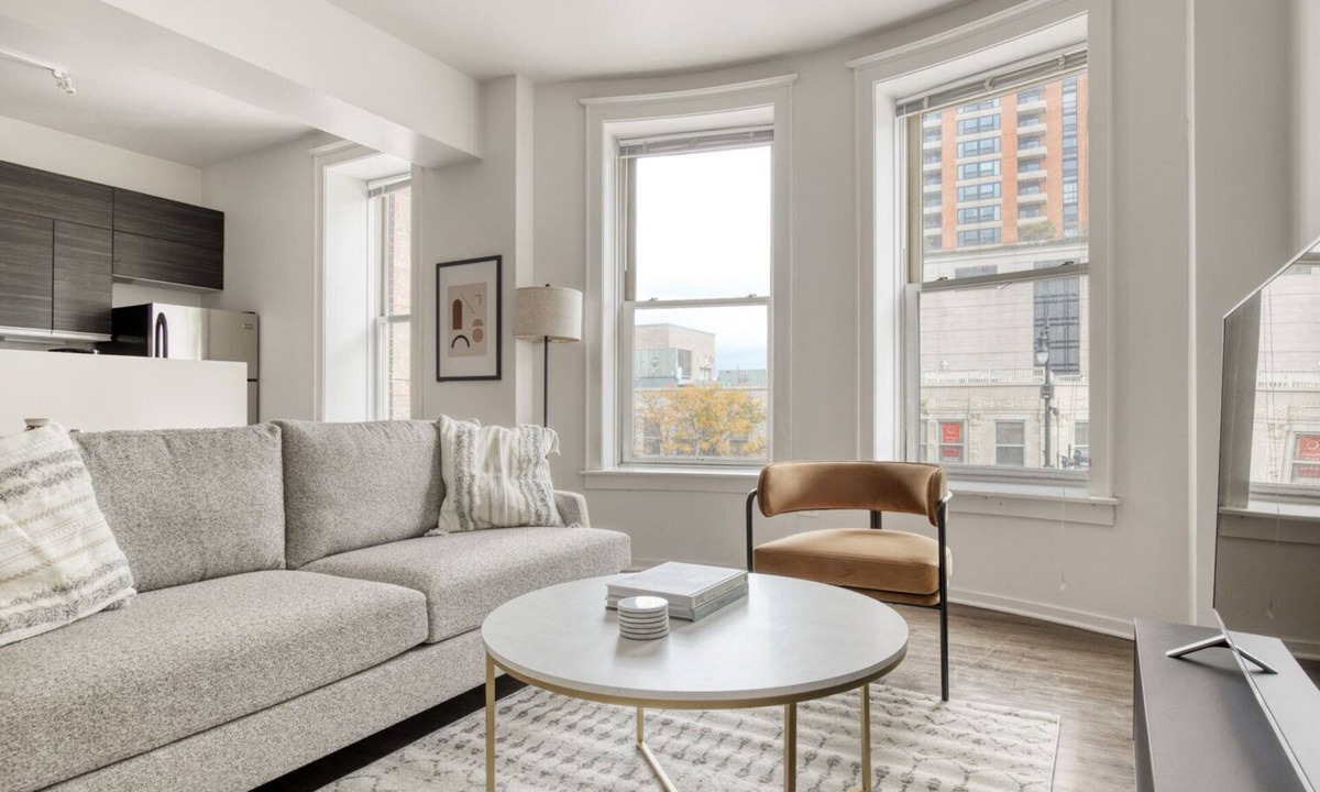 South Loop Apartment | Impeccable South Loop 2BR nr L & Grant Park, by Blueground