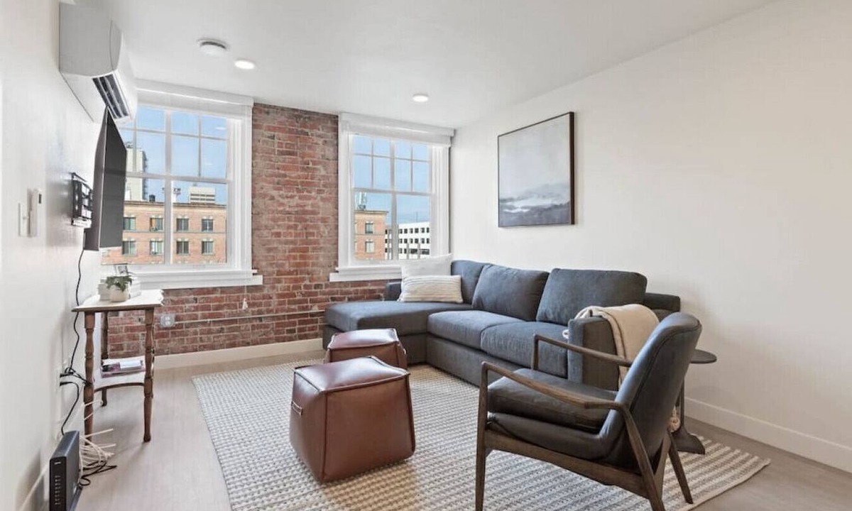 Riverside Apartment | J & K on Main Luxury Apartment 405