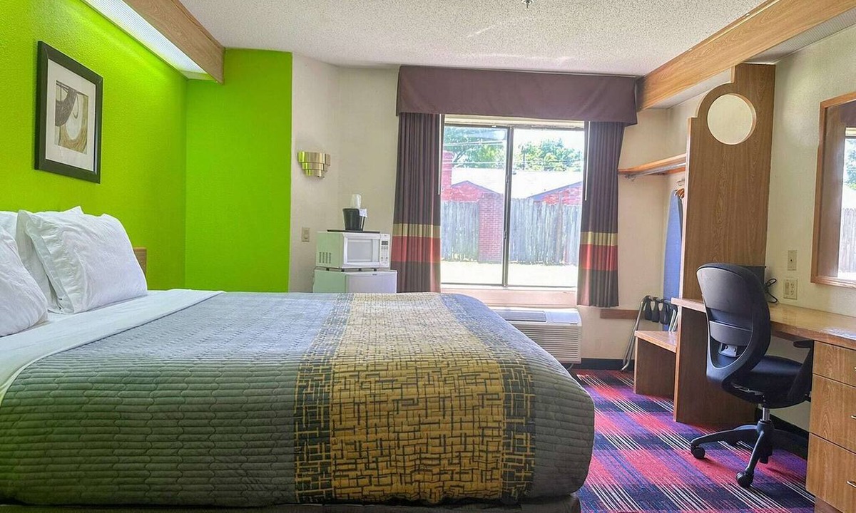 Parkway Village Apartment | King Bed | Smoking