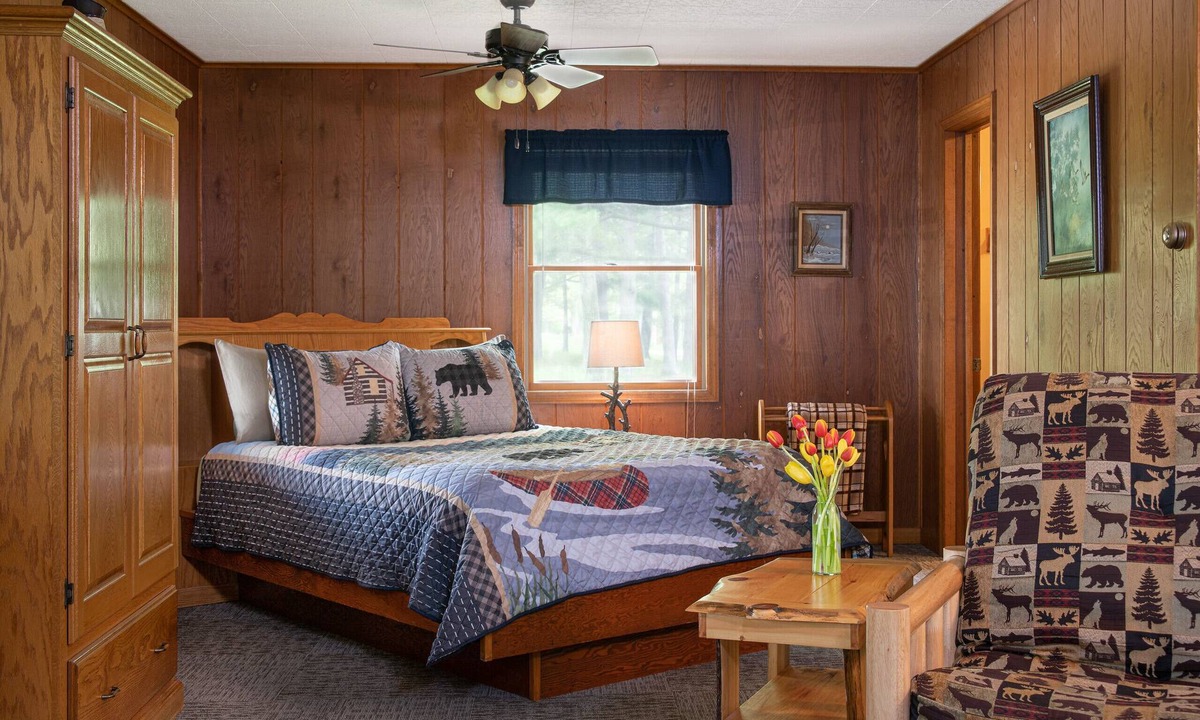 Triumph Cabin | Kishauwau Cabins Dog Friendly [Commanche Cabin] near Starved Rock State Park