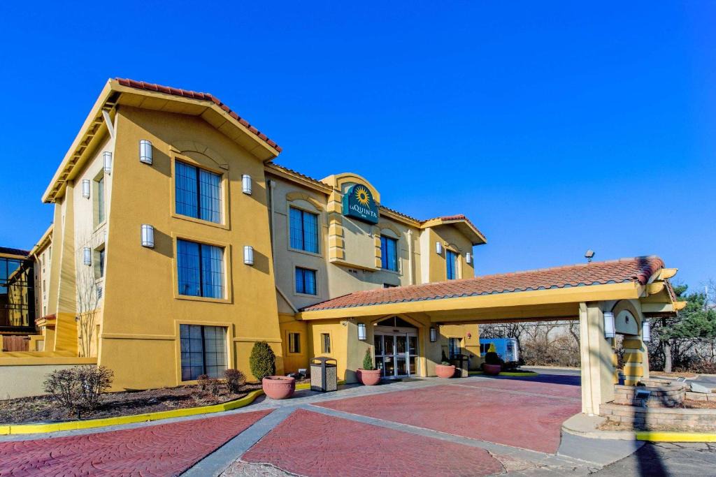Elk Grove Village Hotel | La Quinta Inn by Wyndham Chicago O'Hare Airport