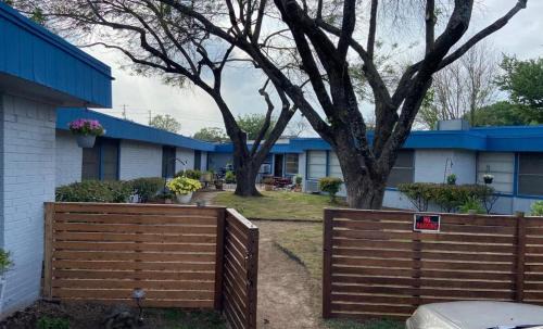North Austin Civic Association Hotel | La Unica