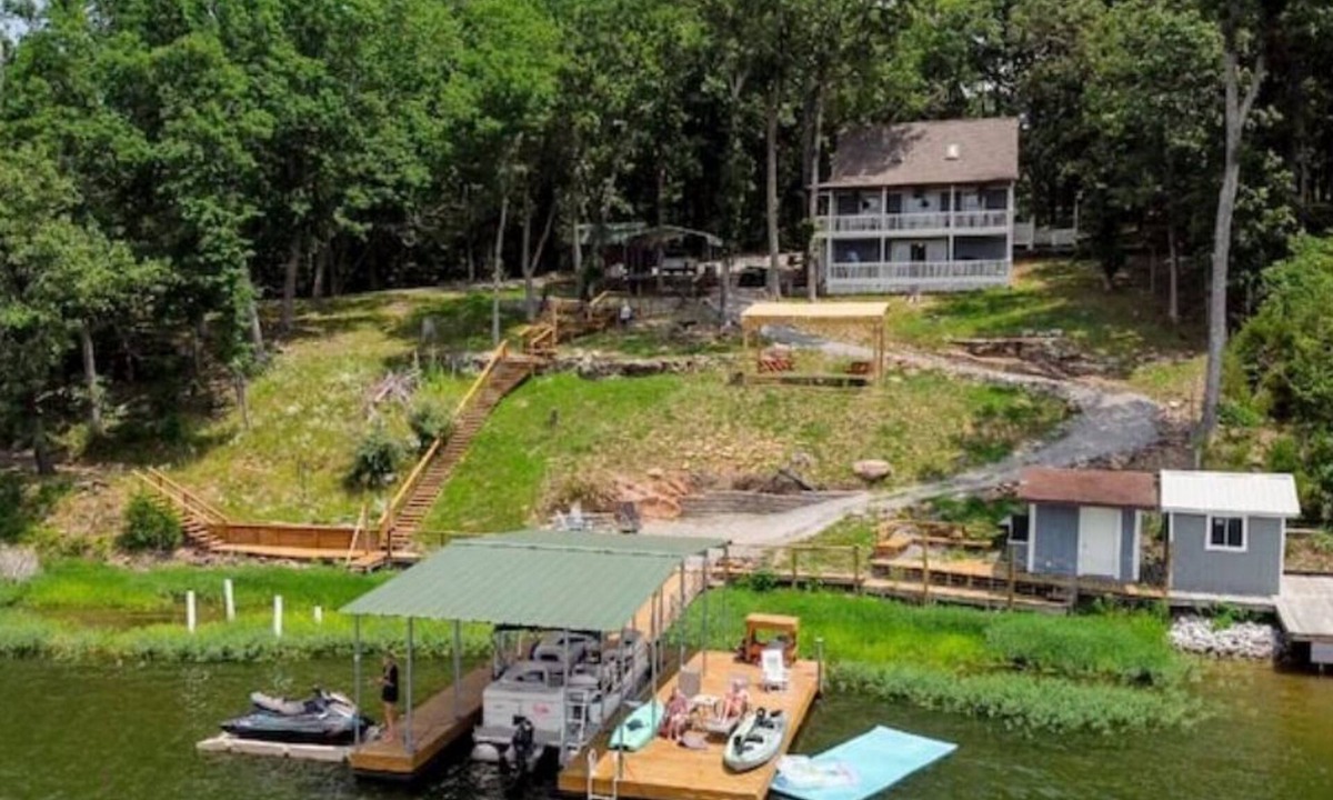Perks House | Lakefront, amazing views, boat rentals available