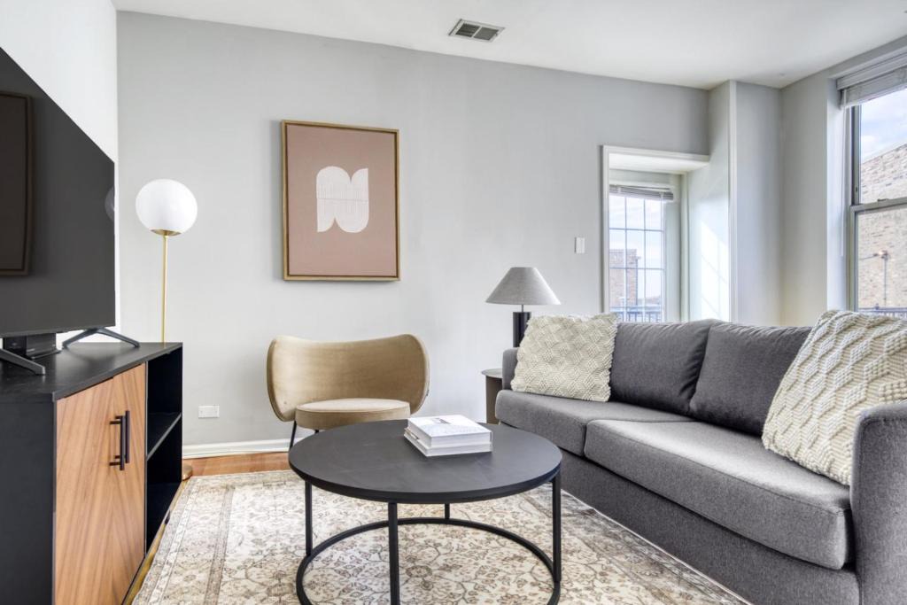 Lakeview Apartment | Lakeview 2BR w Patio WD nr Wrigley Field CHI-458