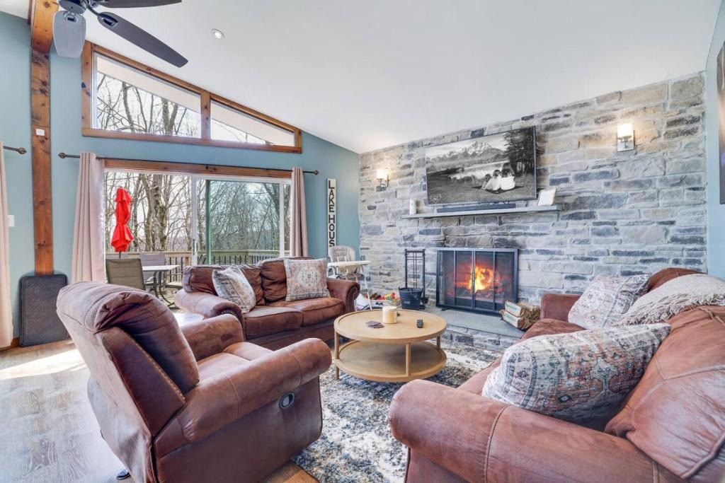 Lake Harmony Estates House | Lakeview Escape with Hot Tub, lake, & Ski