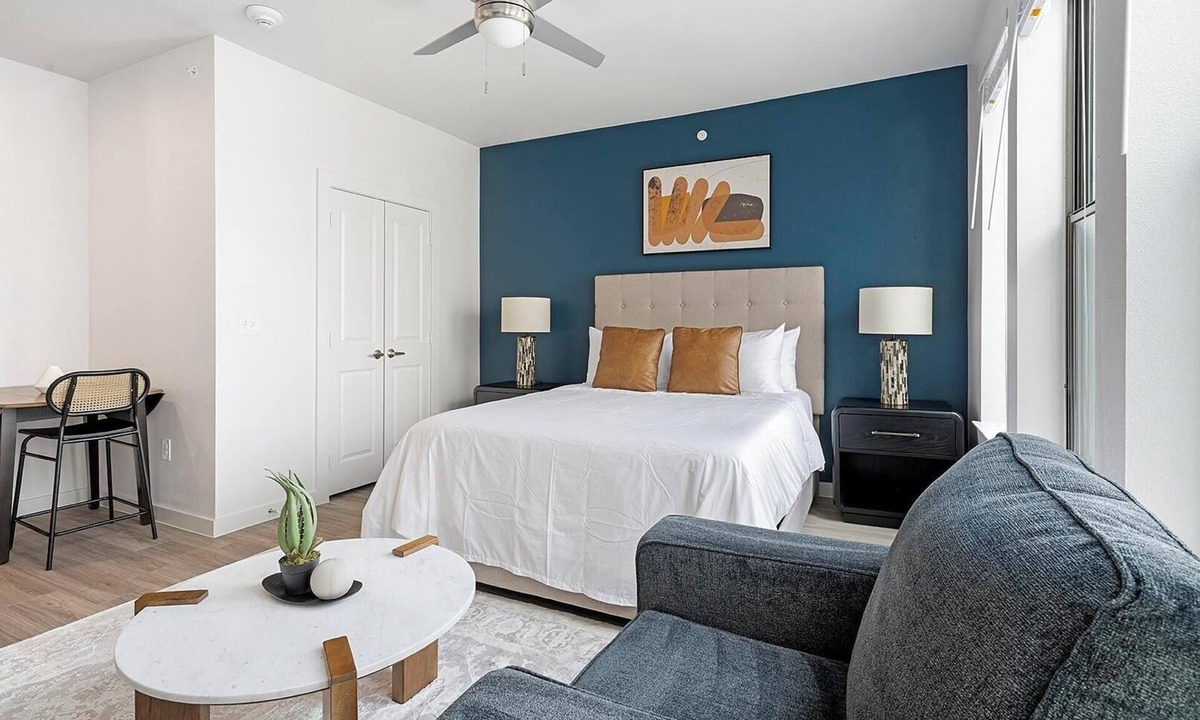 Sweetbriar Apartment | Landing | Incredible Studio, Pool, Gym