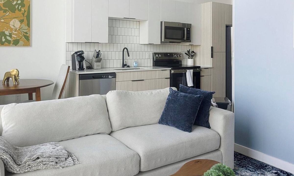 Chapel Hill Apartment | Landing | Modern Studio, Courtyard, Gym