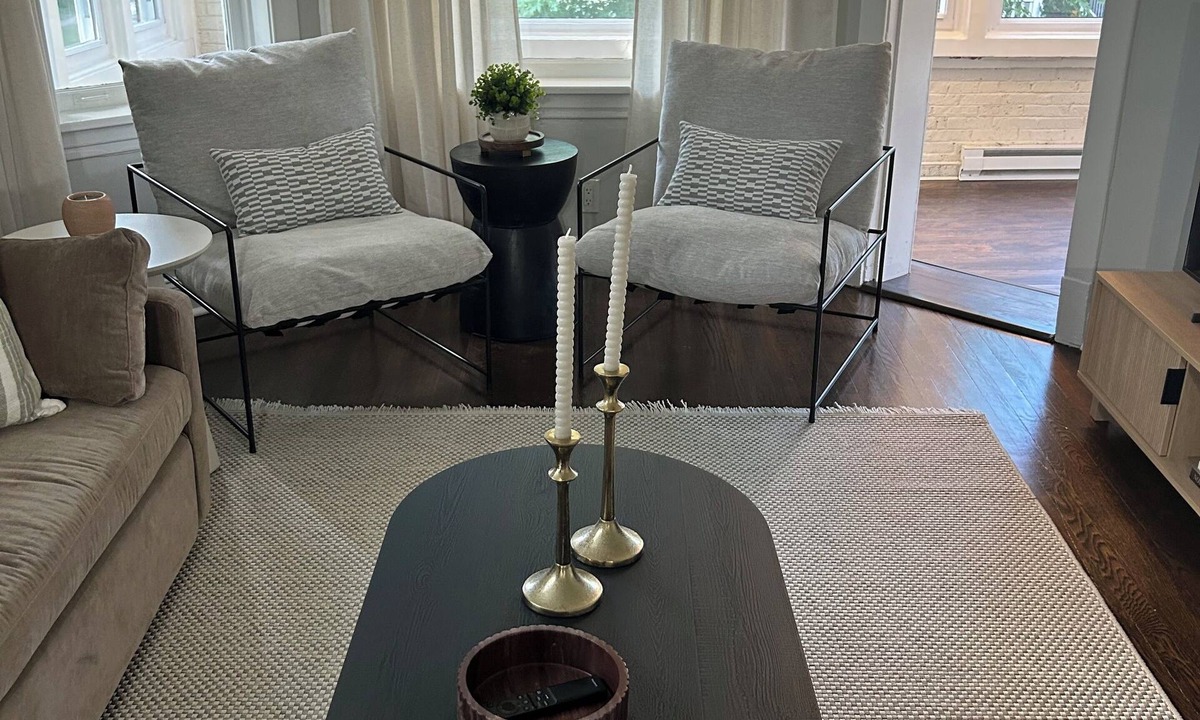 Rogers Park Apartment | Large 3 bedroom apartment in Roger’s Park!