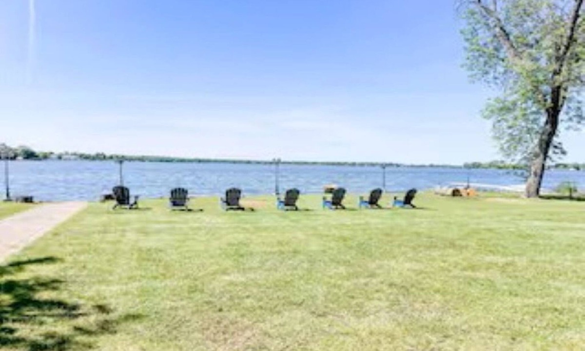 Solon Mills House | Large 6Bd/3.5Ba Lake-Front Group Retreat