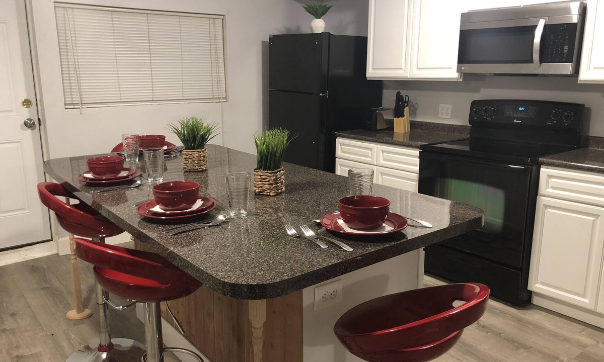Niagara Falls House | Large Home Accommodates Up To 15 In Niagara USA