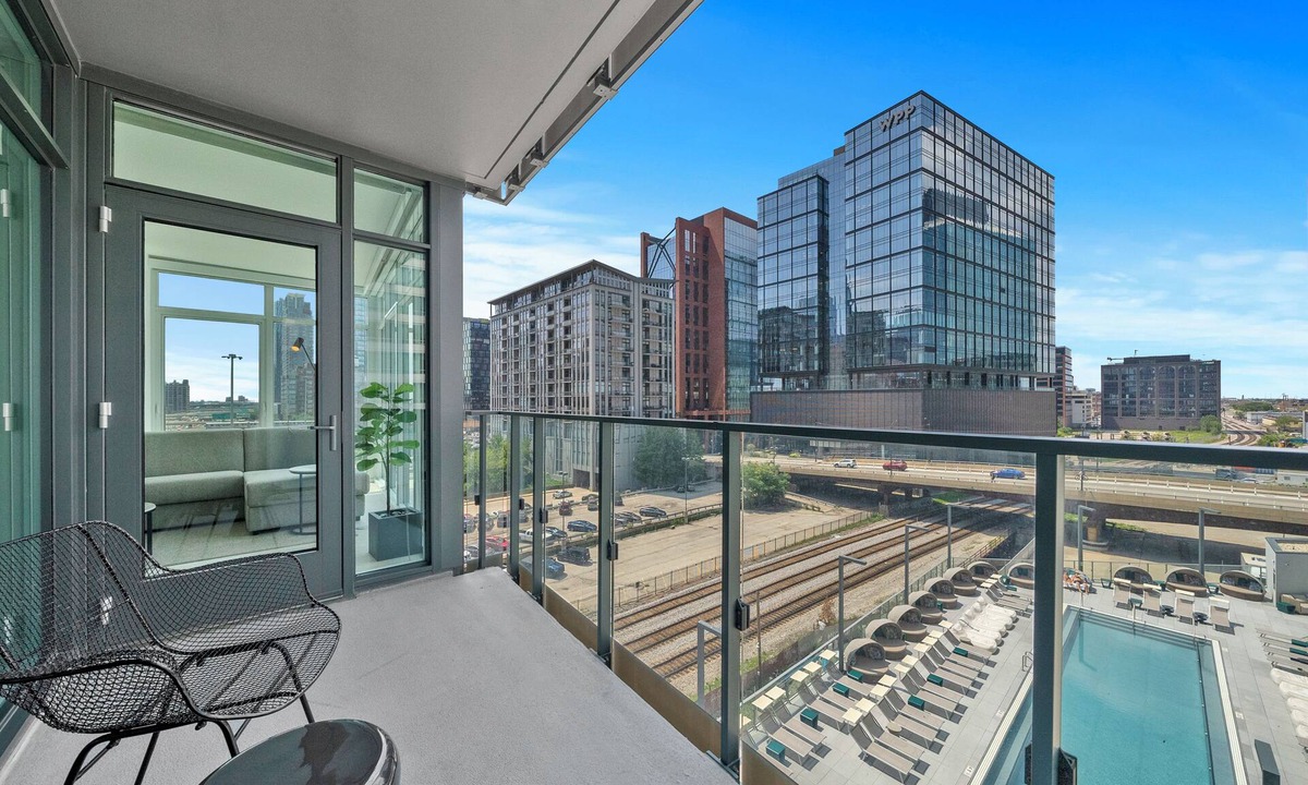 West Loop Hotel | Level - Fulton market Spacious 3 bedroom 2 baths with luxury kitchen and balcony