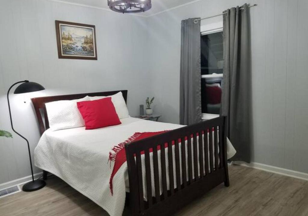 Lake in the Hills House | LH Guest house