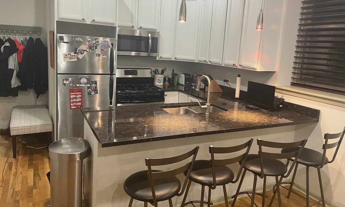 Sheffield and DePaul Condo | Lincoln Park Condo - Spacious, ideally located 2 Bed/1 Bath/2 Parking Spots.