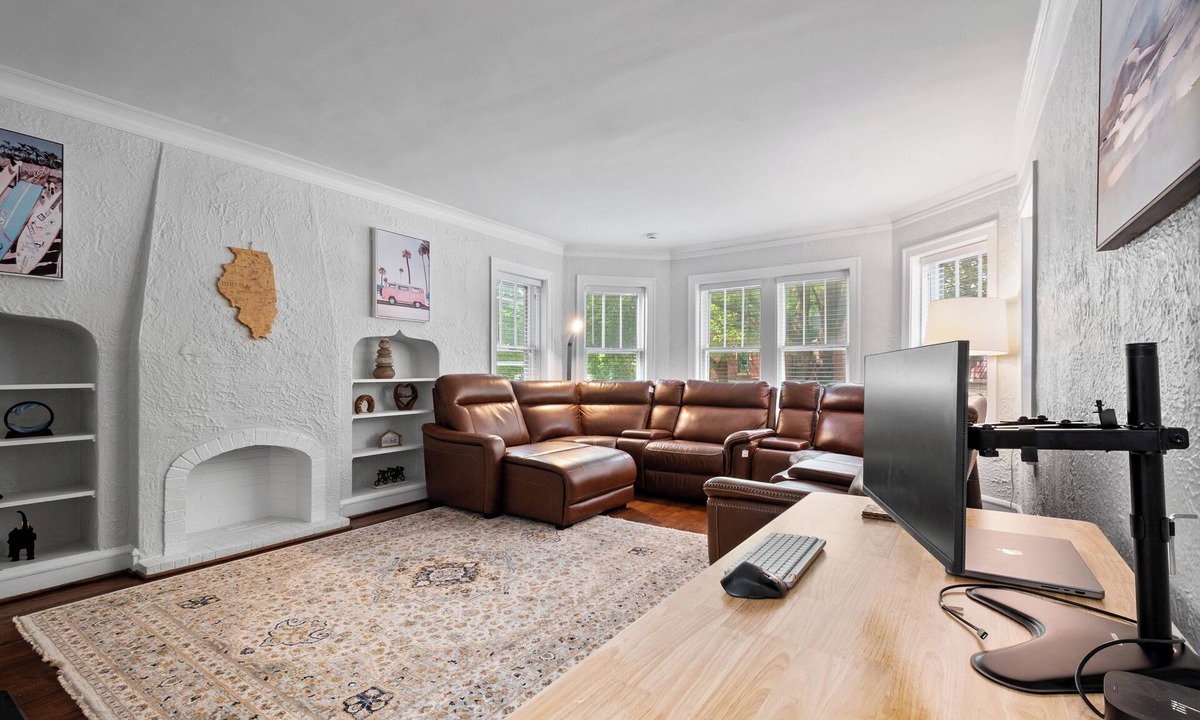 Budlong Woods Condo | Lincoln Square Sunny 3BR-1Bath Condo – Family-Friendly, Walk to Everything!