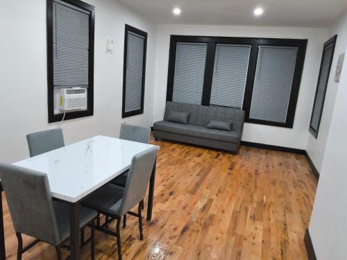 Irvington Apartment | Log Comfort 3