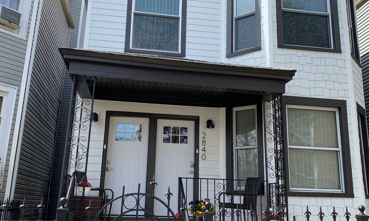 Avondale House | LOGAN SQUARE: Chic, Comfy 1st Floor 2 BDRM APT! Parking Incld!