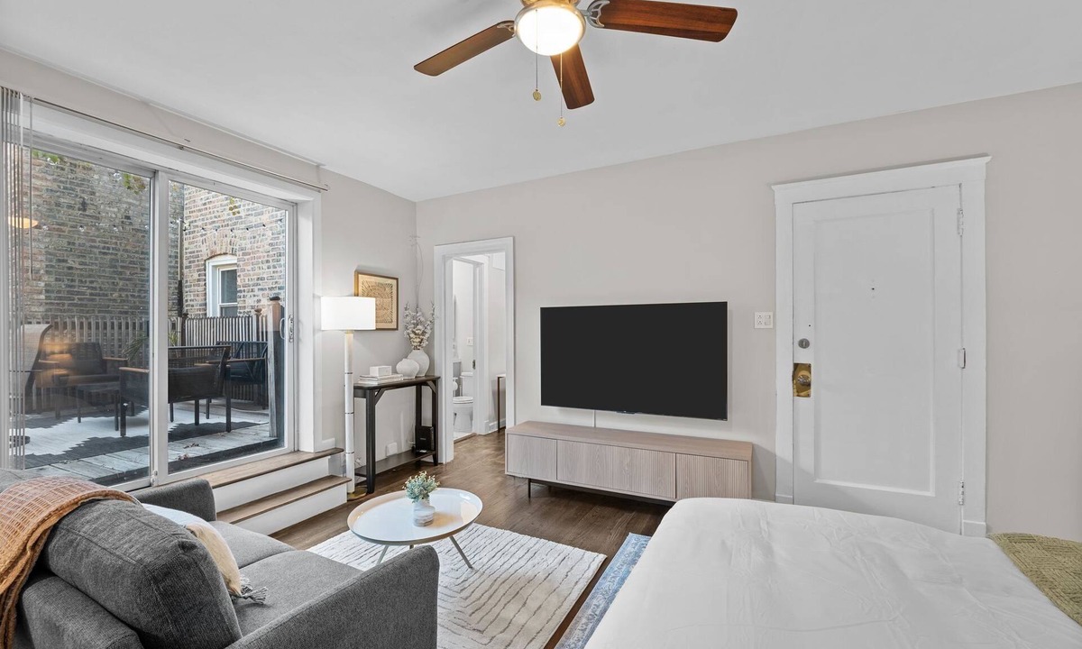 Ravenswood Apartment | Lovely 1BR/1BA in the Heart of Lincoln Square