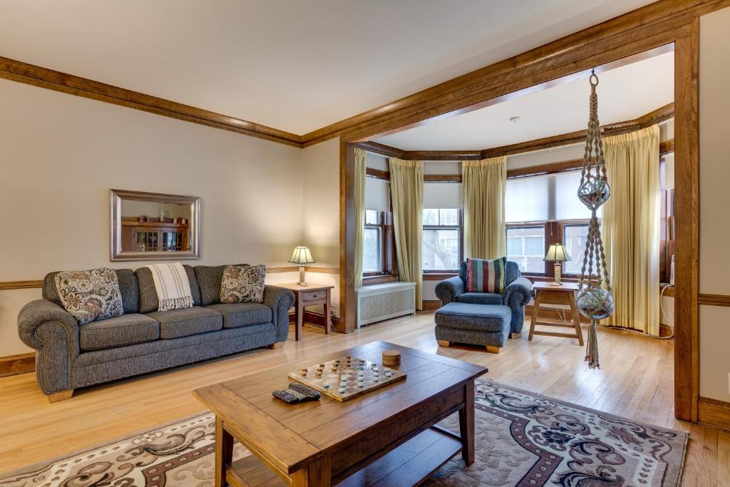Rogers Park Apartment | Lovely Near Loyola - Enjoy the Wonderful Outdoor Space and Sun Room - Room for the Whole Crew apts