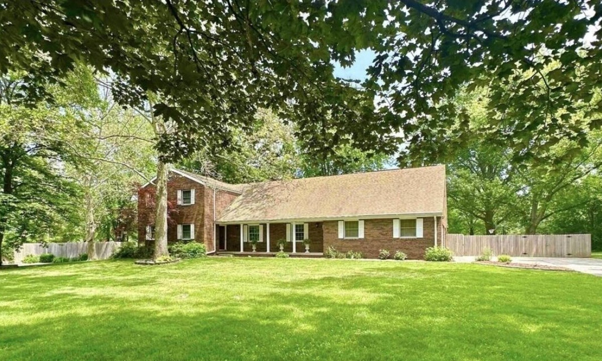 Centralia House | Lovely neighborhood. Near hospitals. Weekly and Monthly rates available.