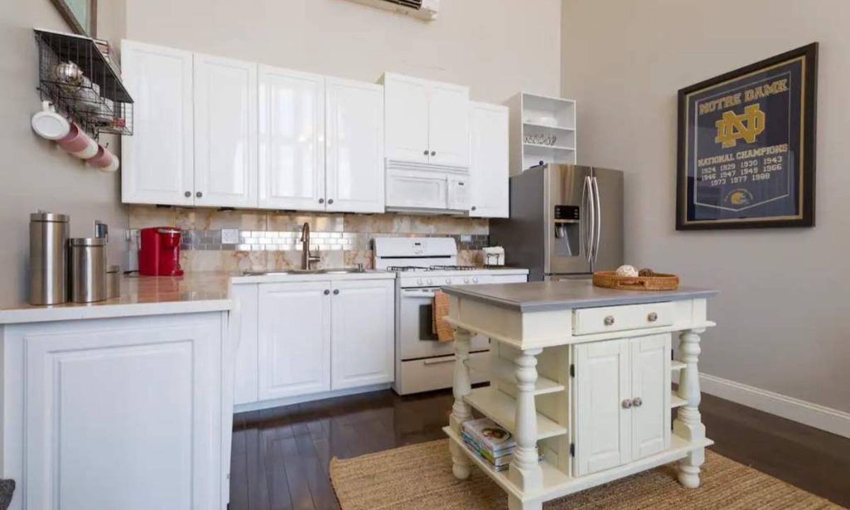 Forest Park Condo | Lovely, Pet Friendly Condo w/King Bed & Parking!