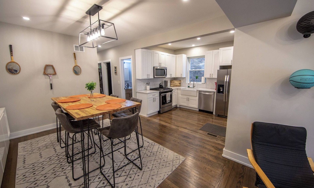 Rogers Park Apartment | Loyola Lookout – Sporty 3BR Apt Steps from Loyola & Lake w/Free Parking