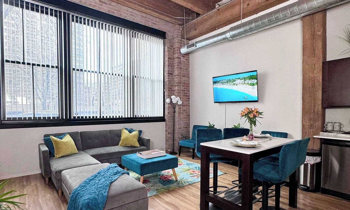 Near South Side Apartment | Luxéry Stay "Ocean Room" Downtown/McCormick/WinTrust Area